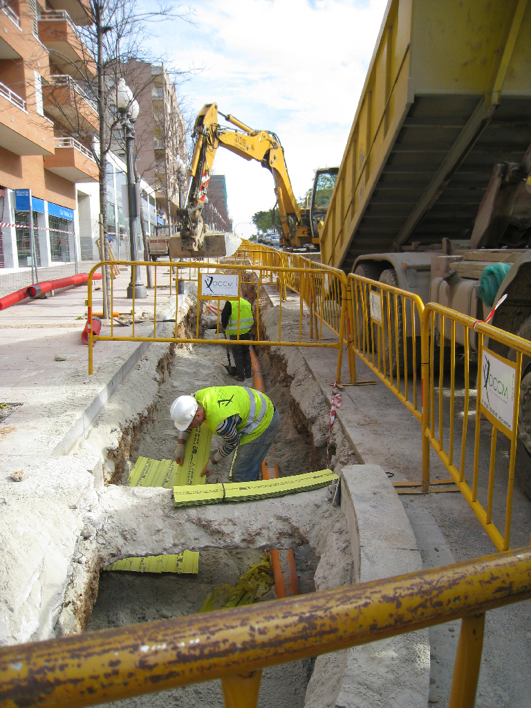 Canalització amb excavadora i equip